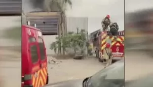 Ocho unidades de bomberos atienden un incendio en Villa El Salvador. El Minsa envió una ambulancia del SAMU. Video: Canal N