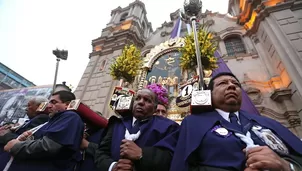 Señor de los Milagros es cargado en hombros. Foto: Andina