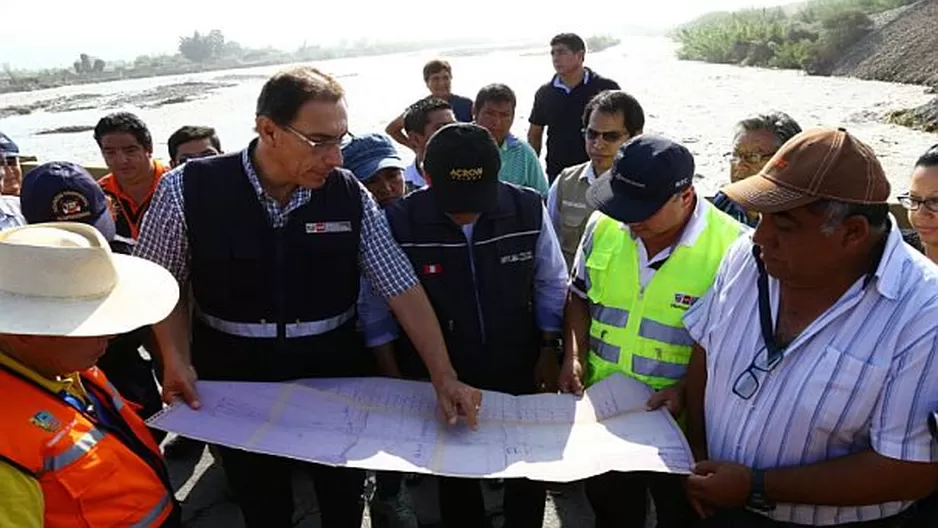 Martín Vizcarra junto a pobladres de Piura. Foto: Twitter Martín Vizcarra