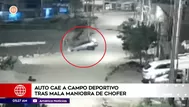 VMT: Auto cae a campo deportivo tras mala maniobra de chofer