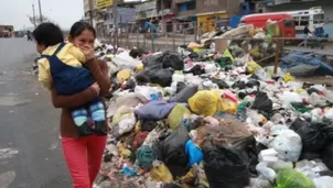 Basura acumulada en varias calles de VMT. Foto: Andina