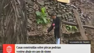 Gran número de personas en riesgo por posible caída de piedras ante emergencia. Foto: captura de TV