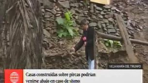 Gran número de personas en riesgo por posible caída de piedras ante emergencia. Foto: captura de TV