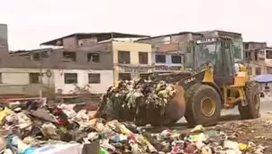 Todas las calles de VMT se encuentran repletas de basura. Foto: Captura de TV