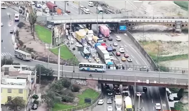Volcadura de camión generó congestión en la Vía de Evitamiento. Foto: América Noticias Volcadura de camión generó congestión en la Vía de Evitamiento. Foto: América Noticias