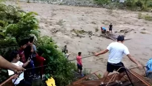 Puente cayó al río Kimbiri. Foto: peru.com