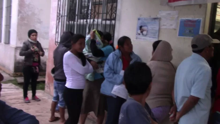 Los pobladores utilizaron capas y ponchos para protegerse del frío. Foto: Canal N