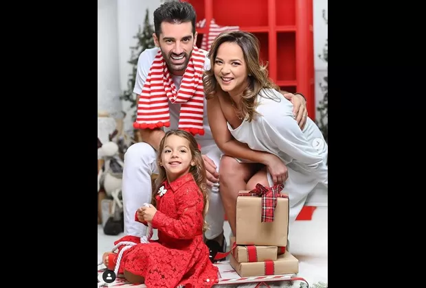 Adamari López causa revuelo en redes con fotos navideñas y su renovado look