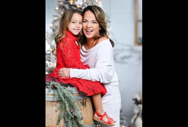 Adamari López causa revuelo en redes con fotos navideñas y su renovado look