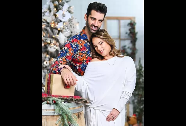 Adamari López causa revuelo en redes con fotos navideñas y su renovado look