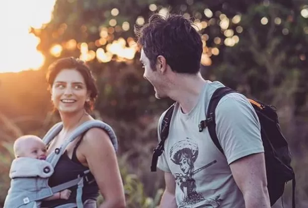 Aislinn Derbez y la tierna postal junto a Mauricio Ochmann con la que despidió el 2018