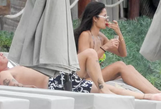 Alejandro Sanz y su novia protagonizan apasionado beso en el Caribe