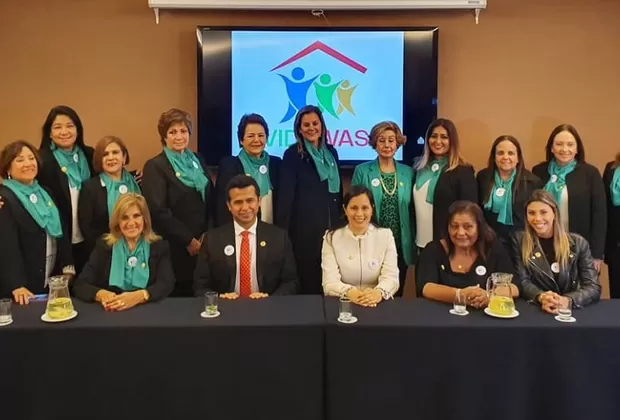 Alondra García Miró y Doña Peta se lucen juntas en evento benéfico 