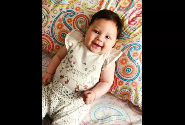 Andrea San Martín celebra los 3 primeros meses de Lara con adorables fotografías