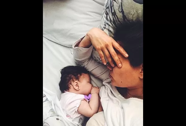 Andrea San Martín celebra los 3 primeros meses de Lara con adorables fotografías