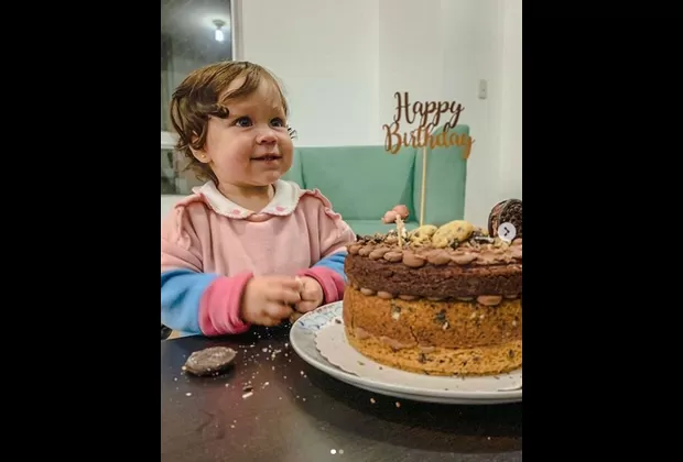 Andrea San Martín celebra el primer año de Lara con tiernas fotografías