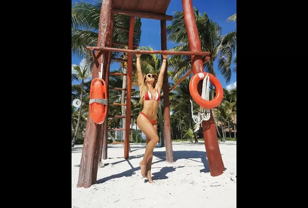 Angie Arizaga recordó viajes a Brasil y Cancún con sensuales fotografías en bikini