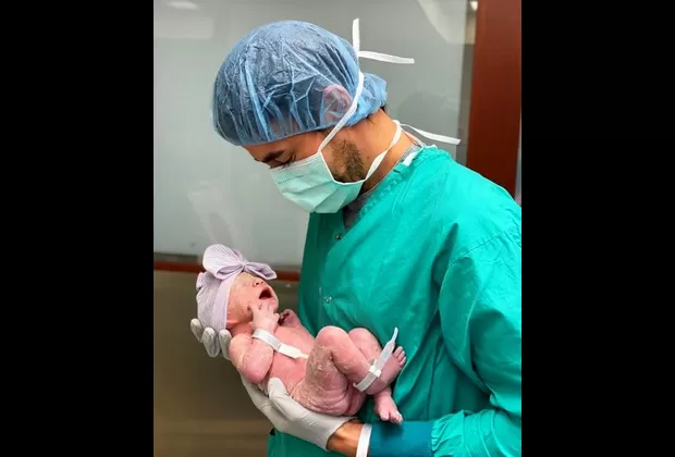 Anna Kournikova y Enrique Iglesias difunden en Instagram las primeras fotos de su tercera hija