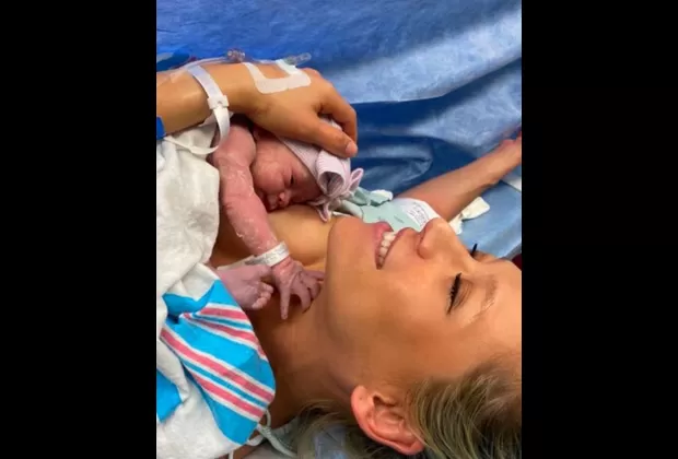 Anna Kournikova y Enrique Iglesias difunden en Instagram las primeras fotos de su tercera hija