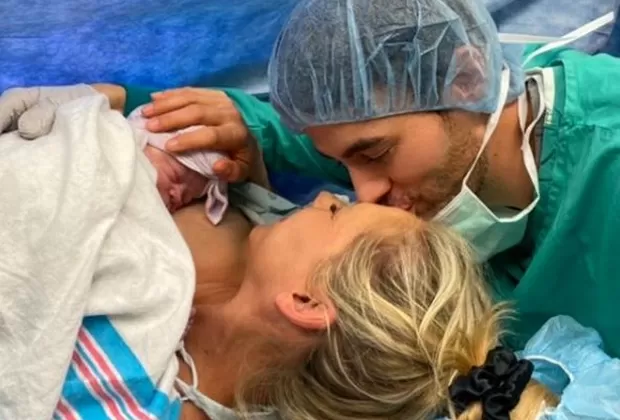 Anna Kournikova y Enrique Iglesias difunden en Instagram las primeras fotos de su tercera hija