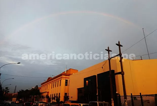 Arcoiris le puso color al cielo de Lima