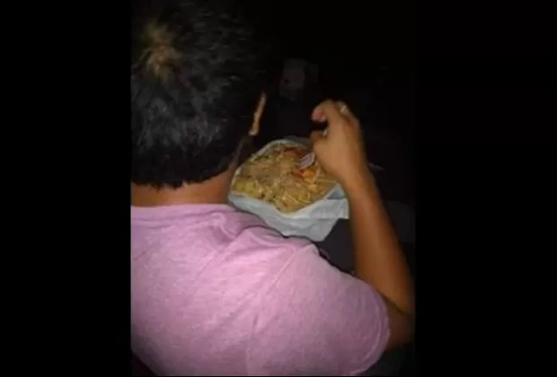 Avengers: Endgame: hombre va a ver película en función de medianoche con su arroz chaufa