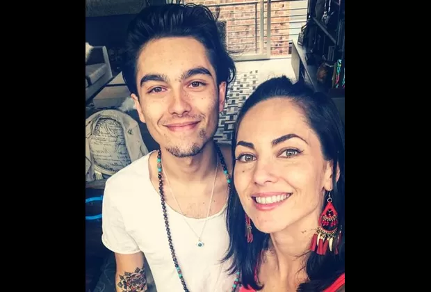 Bárbara Mori reaparece y posa así junto a su hijo Sergio Mayer Jr.