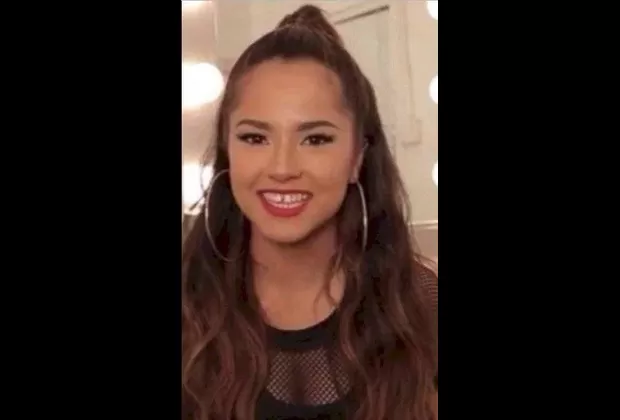 Becky G dentadura postiza