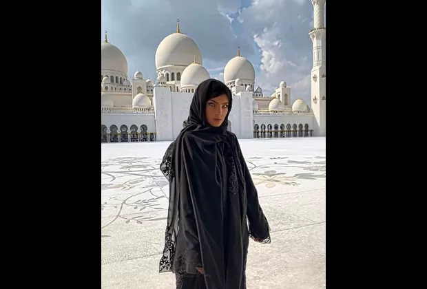 Belinda estrena nuevo look junto a su madre desde Abu Dhabi