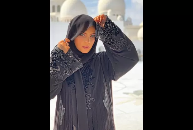 Belinda estrena nuevo look junto a su madre desde Abu Dhabi