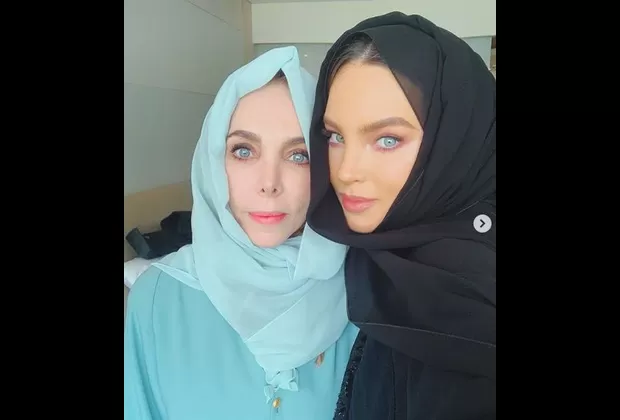 Belinda estrena nuevo look junto a su madre desde Abu Dhabi