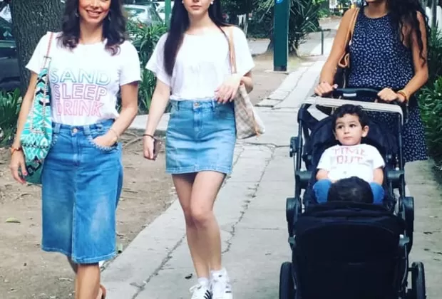 Bibi Gaytán causó revuelo con esta foto junto a sus hijas 