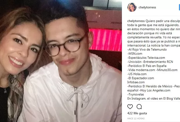 La mujer que le dio apasionado beso a Carlos Vives en pleno show