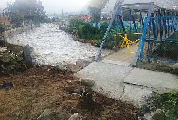 Chosica: casa terminó al borde del río Rímac tras desborde