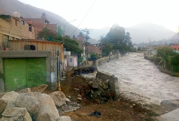 Chosica: casa terminó al borde del río Rímac tras desborde