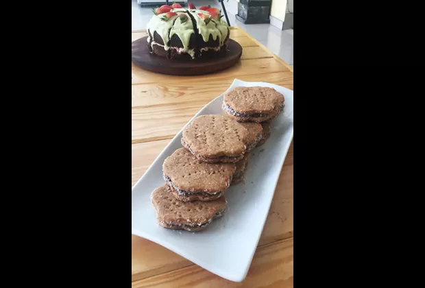 alfajores y torta de cacao y menta