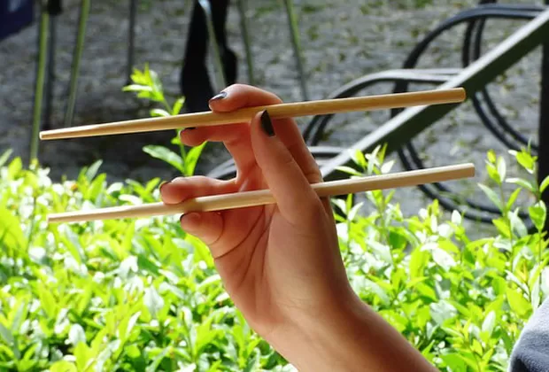 como comer con palillos chinos