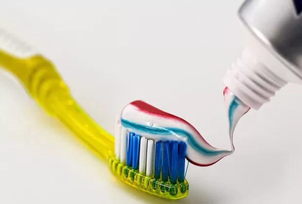 como lavarse los dientes si no tienes cepillo y pasta dental