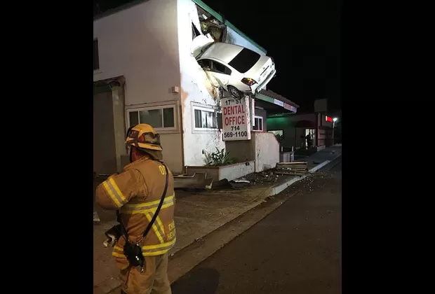 Conductor perdió control de su auto y terminó empotrado contra edificio