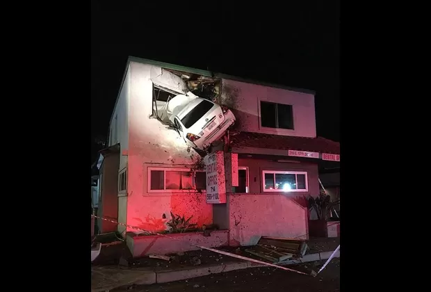Conductor perdió control de su auto y terminó empotrado contra edificio