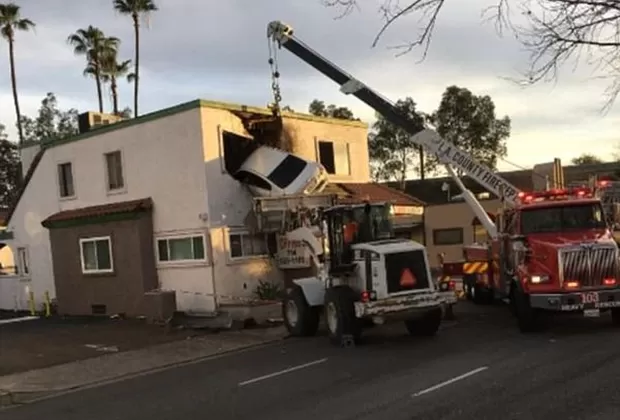 Conductor perdió control de su auto y terminó empotrado contra edificio