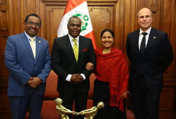 Congreso otorgó medalla a diplomático ecuatoriano por sus aportes a la cultura