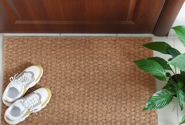 ¿Por qué sí deberíamos quitarnos los zapatos antes de entrar a casa?