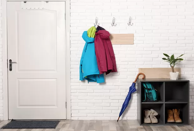 ¿Por qué sí deberíamos quitarnos los zapatos antes de entrar a casa?