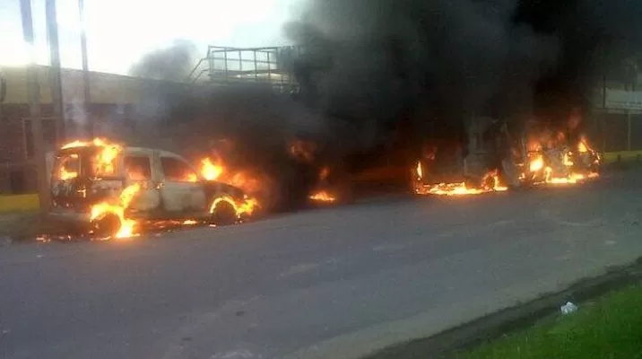 Argentina: Barrabravas se enfrentaron con la policía y quemaron vehículos Argentina: Barrabravas se enfrentaron con la policía y quemaron vehículos