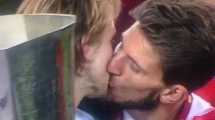 El cariñoso beso entre los jugadores Carrico y Rakitic tras ganar la Europa League El cariñoso beso entre los jugadores Carrico y Rakitic tras ganar la Europa League