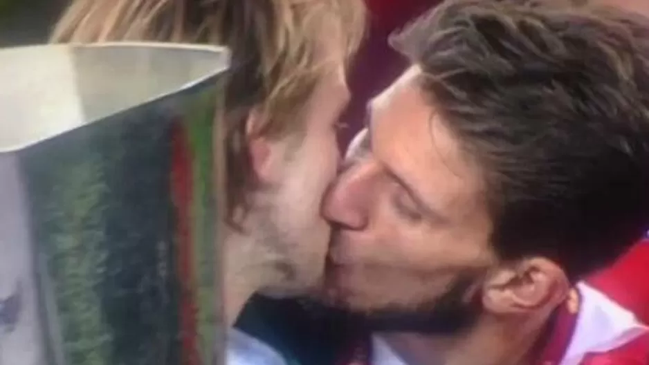 El cariñoso beso entre los jugadores Carrico y Rakitic tras ganar la Europa League