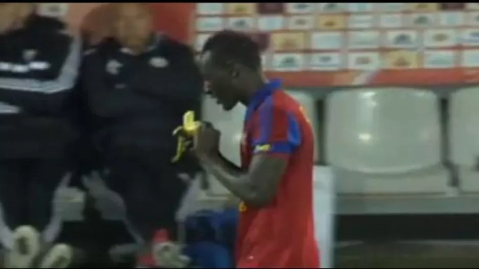 Celebró un gol comiendo un plátano y el árbitro lo amonestó