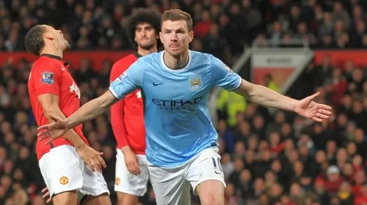 City goleó 3-0 al United y se puso a tres puntos del líder Chelsea