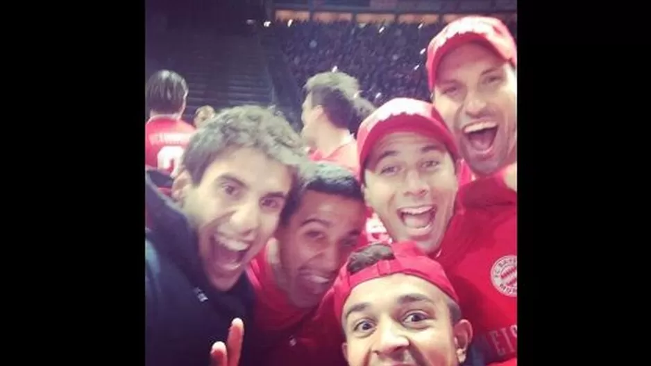 Claudio Pizarro y su 'selfie' tras coronarse campeón de la Bundesliga